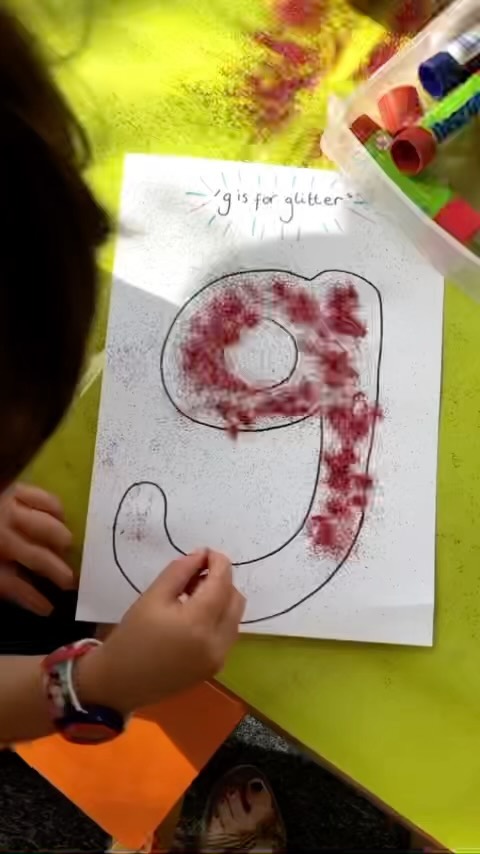 ‘g is for glitter’!!✨ Nursery have been learning the /g/ sound in jolly phonics. They have been discovering different words that start with that sound and glitter was their favourite! ☺️✨

#britishschoollasrozas #greenstoneschool #internationalbritishcurriculum