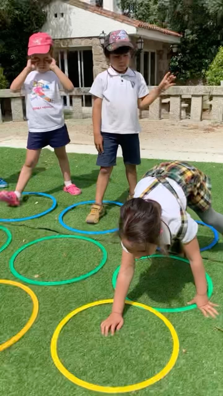 Twister! Emerald and Jade class have been practising position and direction in maths class! Forwards, backwards, left and right! We went outside to play twister and put our stretching, colours and positional words to the test 💪🏼